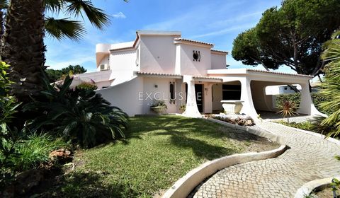 Deze twee verdiepingen tellende villa ligt in het hart van Vilamoura, maar in een rustige omgeving, met uitstekende toegang tot het centrum en alle voorzieningen. Deze prachtige villa biedt niet alleen een luxe en comfortabele levensstijl, maar heeft...