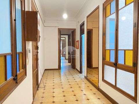 This apartment located in the heart of Barcelona's Gothic Quarter represents a unique opportunity for those who want to create a personalized home in one of the most historic and vibrant areas of the city. The property is located in a characterful bu...