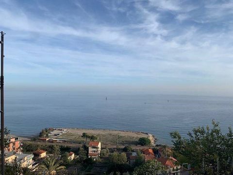 Es verkauft nur wenige Schritte vom historischen Zentrum des Bordighera-Hochlandes mit genehmigtem Projekt mit Abriss und Wiederaufbau eines alten Gebäudes. Die neue Villa dort ca. 120 qm wird auf einem Grundstück von ca. 900 qm mit atemberaubendem M...