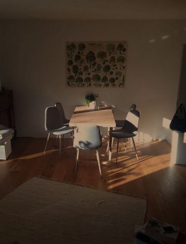 Naturnahe Wohnung, liebevoll moebliert mit ueberdachtem Balkon mit Blick auf Grobbach und Wald. Sehr gut ausgestattete Küche. Am Ende von Geroldsau gelegen, fusslaeufig zum Wasserfall. Schnellbuslinie zum Bahnhof, sowie Linie 204 in fuenf Minuten err...