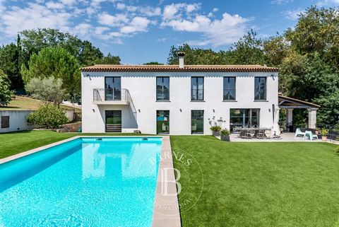 Située à quelques minutes du village de Valbonne et sa place des Arcades, cette jolie propriété de construction récente s'étant sur plus de 5000m2 de terrain aux larges planches plates et offre sur environ 225m2: hall d'entrée avec rangements et wc i...