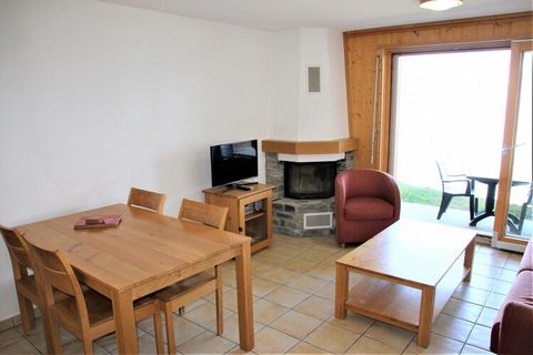 Enjoy a relaxing stay in this cozy flat in Veysonnaz, Switzerland, just steps from the slopes. Perfect for 4 guests, it features covered parking and stunning valley views. Key Features: Valley view balcony Central resort location Fireplace Close to c...