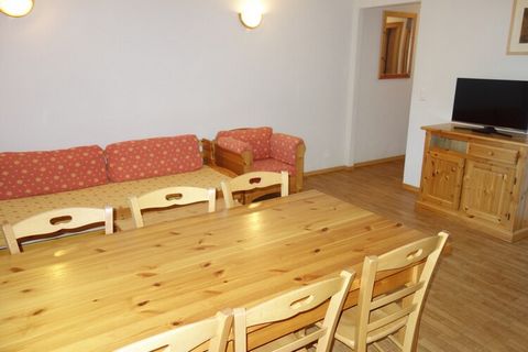 This comfortable flat is ideally located near the village center and cable cars in the charming Swiss resort of Nendaz, in the heart of the 4 Vallées. The 3-star, 49 m² flat accommodates up to 6 guests, perfect for families or friends seeking a memor...