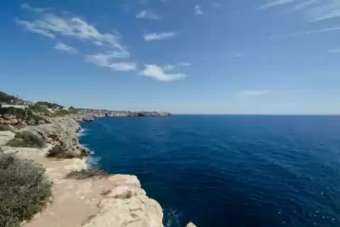 Im Außenbereich dieses wunderbaren Anwesens finden Sie zwei fantastische Terrassen mit Blick auf das Meer und den Hafen. Sie können sich hier beim Sonnenbaden oder bei einem Aperitif mit Ihren Lieben entspannen, während Sie nach einem schönen Tag am ...