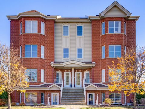 Superbe condo clé en main, à Longueuil, dans le secteur de Saint-Hubert. Unité de 2 chambres à coucher, se trouvant au troisième étage, avec un magnifique plafond cathédrale et une belle fenestration laissant entrer beaucoup de luminosité. Équipé d'u...