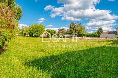 Ce terrain de plus 1300 m² est idéalement situé à Souillac (46200), une charmante ville offrant un environnement paisible et une proximité appréciable avec des commodités essentielles telles que des écoles et un lycée. Sa localisation en ville facili...