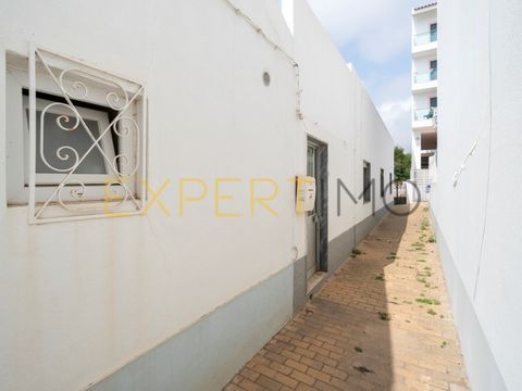 Located in Vila Nova de Cacela, on a plot of 744m2, with sun exposure all year round. 5 minutes from Manta Rota beach, approximately 40 minutes by car from Faro airport , hospital emergency service 5 minutes away. Excellent investiment opportunity!! ...