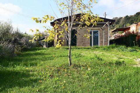 Un posto posto perfetto per una vacanza tra mare, collina, natura, in mezzo alle dolci colline delle Marche tra frutteti e uliveti. L'appartamento e situato al piano terra, con ingresso indipendente e può ospitare fino a 5 persone, con 1 camera da le...