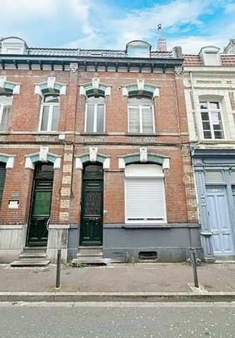 Investisseurs, ne manquez pas cette opportunité idéalement situé à Douai à proximité de l'université! Nous vous proposons à la vente un petit immeuble de rapport , composé de trois logements entièrement loués. Rez-de-chaussée : Un appartement de type...