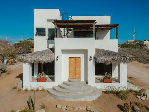 Between the palm grove and a green field stands the charming Casita Lina.From the second floor a daily spectacle unfolds a sunset of intense colors with views of the sea and at night the constant lulling of the waves.Casita Lina is inspired by the es...