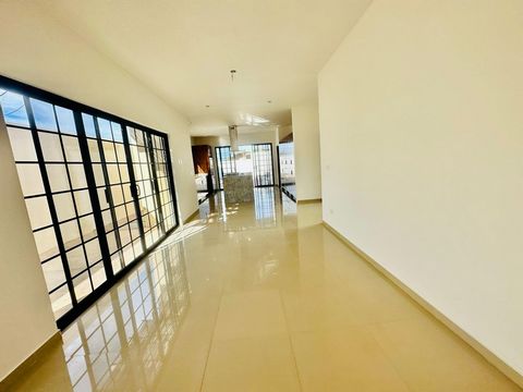 Make this house located in a serene and safe area all you. Its luxury finishes shine with the warmth of the parota wood which adorns every corner spacious bedrooms as well as a third space for a study or bedroom it offers a refuge of comfort and tran...