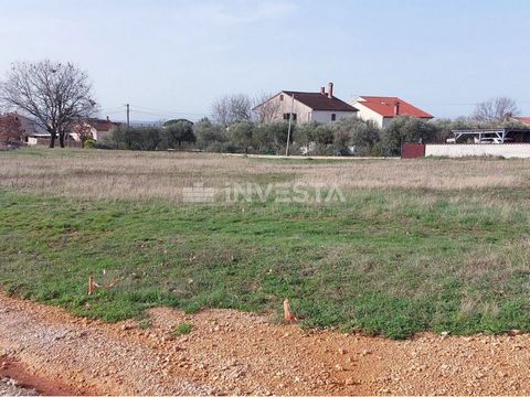 Location: Istarska županija, Poreč, Poreč. Ein Baugrundstück mit 1474 m² wird in einer schönen Lage in der Nähe der Stadt Poreč verkauft. Das Grundstück hat eine regelmäßige Form, das Gelände ist flach und bietet teilweise Meerblick. Alle Infrastrukt...