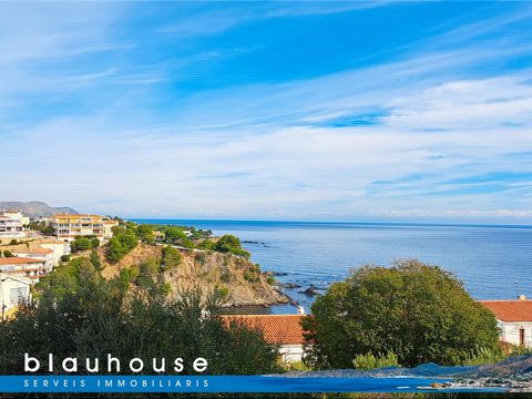 Llançà (Costa Brava) - Apartamento en planta baja con gran terraza con vistas al mar. La terraza esta rodeada por el jardin del edificio y a tan solo 100m a pie de la playa de Cau del Llop. Bajando un piso desde la Calle, el recibidor se encuentra al...