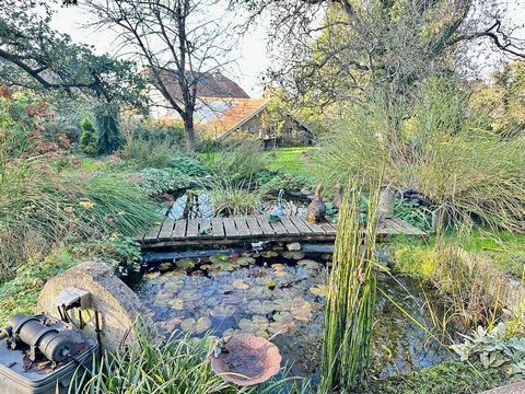 Mersuay (70), petit village situé à 4 Kms de Faverney, à mi-chemin entre Luxeuil-les-Bains et Vesoul Norbert est heureux de vous présenter en exclusivité cette propriété avec beaucoup de charme comprenant une ancienne maréchalerie rénovée et ses dépe...