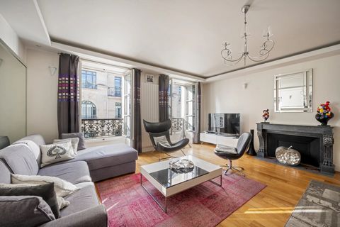 Located in a quiet street, in a beautiful luxury building with caretaker, close to the Elysee Palace. This apartment, crossing, of 96m2 carrez law, located on the 4th floor with elevator, is in perfect condition. The apartment includes a spacious ent...