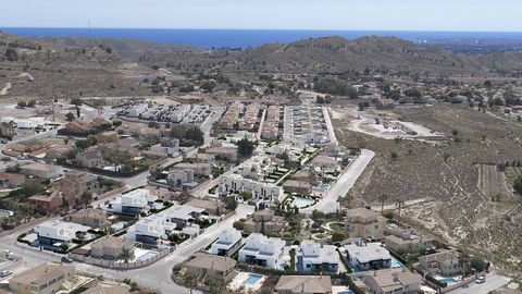 Los Altos de Alicante liegt in einer natürlichen Umgebung am Fuße der Sierra del Cabeço dOr und ist auch nicht weit vom Strand entfernt Der perfekte Ort zum Leben und Genießen der Berge und der Küste Diese neue Phase umfasst freistehende Villen mit 2...