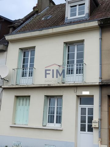 Chez Fim immobilier. A Neufchâtel. Immeuble de rapport comprenant deux appartements. Premier appartement actuellement loué 540 €/mois comprenant entrée, séjour, cuisine, WC. Au 1er étage : 2 chambres, salle d’eau, WC. Au 2ième étage : une chambre, gr...