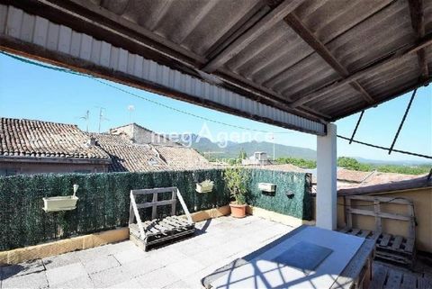 Situé dans la charmante ville de Brignoles (83170), cet appartement en duplex bénéficie d'un emplacement central proche des écoles, commerces et du cœur animé de la ville. Exposée plein sud, la propriété offre une vue dégagée sur les toits, tandis qu...