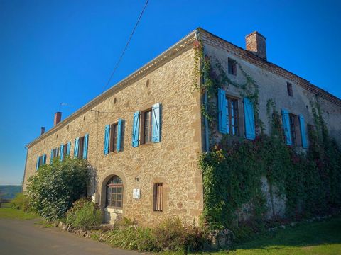 This magnificent stone farmhouse with 518m² of living space, dating from 1799, offers vast potential with its stunning views of the Montagne Noire and the Pyrenees and 1.8 ha of land. The 3 houses, measuring 215m², 231m², and 73m², are arranged aroun...