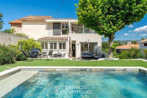 Située au pied du village d'Allauch, cette bastide du XVIIIe siècle développe une surface habitable de 140m² sur un terrain paysager de 810m². Cette maison de berger a été intégralement réhabilitée par un architecte en 2020 et à su conjuguer harmonie...