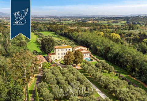 Magnifica villa storica del XIX secolo immersa nel verde delle colline pisane, situata in posizione panoramica e privilegiata. L'immobile offre oltre 555 mq di superficie interna nella villa principale, ai quali si aggiungono altri 500 mq di rus...