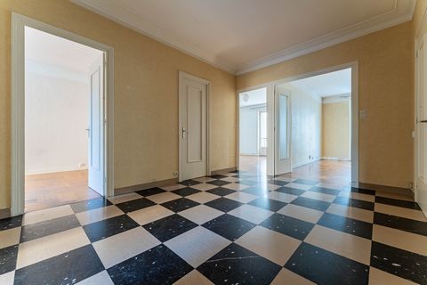 L'agence Sandra Viricel Immobiliera le plaisir de vous présenter ce 3 pièces de 88 m2 environ au 1er étage d'une petite copropriété bien entretenue proche des transports et des commodités. L'appartement se compose d'un grand hall, d'un salon séjour, ...