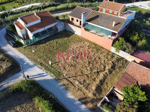 Einzigartige Investitionsmöglichkeit in Sobreda! Dieses 300m² große Stadtgrundstück bietet eine hervorragende Möglichkeit, Ihr Traumhaus zu bauen oder ein Investitionsprojekt in bester Lage zu entwickeln. Dieses Grundstück befindet sich in einer Wohn...