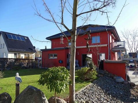 Ein Architektenhaus mit 3 Wohnungen, Mehrgenerationen-/Mehrfamilienhaus, eine moderne Stadtvilla in gutem Wohnumfeld, am Rande von Berlin, Energie: Umweltwärme durch Wärmepumpe, viele extra Features vorhanden *deutsch : Dieses Exposé ist in deutscher...