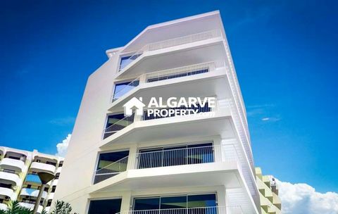 Excellent appartement d’architecture contemporaine, neuf, avec des finitions de haute qualité et une superficie de 129 m². Situé dans le centre de Vilamoura, à distance de marche de tous les services, commerces, la marina de Vilamoura, les célèbres t...