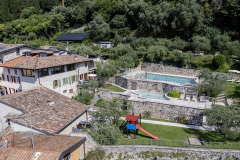 Originario del XVI secolo e ristrutturato con stile: l'edificio con storico cortile interno è immerso in un giardino terrazzato con muri in pietra naturale. Dalla zona piscina si gode una splendida vista sulla città e sul lago. Il complesso ben curat...