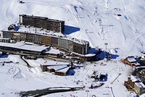 Résidence idéalement située au coeur de Tignes Le Lac, à proximité immédiate de tous commerces, piscine, au pied des pistes de ski et départ des écoles de ski. En réservant ce logement, vous entrez dans l'univers de Mountain Collection Immobilier, 1e...