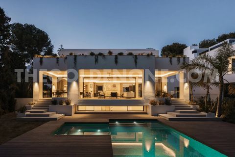 Entdecken Sie diese außergewöhnliche moderne Villa, die sich auf einem 1007 m² großen Grundstück in einer privilegierten Gegend von Marbella eingenistet hat. Diese Immobilie bietet eine anspruchsvolle und nachhaltige Oase der Ruhe mit 5 geräumigen Sc...