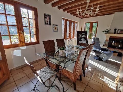 Just 10 minutes from the center of Tours and the train station, in a quiet and green environment, come and discover this property of approximately 230 m² of living space with swimming pool and outbuildings (garage, courtyard, summer kitchen, kiosk, s...