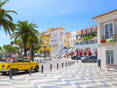 2 Stores with 260 m2 - Cascais Center. Shops in the center of Cascais, on the best street in the town for services and commerce, with a large pedestrian and road crossing. Just a fraction but divided into two fully independent stores, with a total ar...