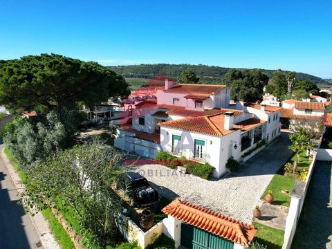 Maison individuelle sur un terrain de 1950 m², située à Casal da Canastra, Óbidos. Comprenant au rez-de-chaussée une cuisine, une salle à manger, un salon, une salle de bain, un bureau, une suite parentale et une buanderie. Au 1er étage, deux chambre...