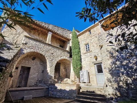 Located in a hamlet 15 minutes from Uzès, Charme et Terroir Immobilier offers you this authentic old house full of charm including a large kitchen with dining area, a laundry room, a large vaulted room that can be converted. On the first floor, a lar...