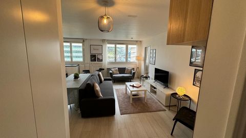 Fully renovated apartment offering a double bedroom and a living room (sofa bed +2) with an open kitchen. The apartment is located less than 5 minutes walk from La Défense and 10 min walk to Arena. It is located on the 8th floor not overlooked with a...