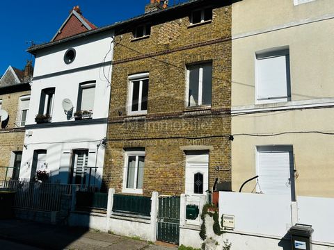 2M Real Estate bietet Ihnen dieses Backsteinhaus von ca. 70m2 in der charmanten Stadt Dieppe zwischen dem Sektor Neuville-lès-Dieppe und dem Sektor Pollet. Diese Immobilie besteht im Erdgeschoss aus einem Eingang mit Schränken, einem schönen Wohnzimm...