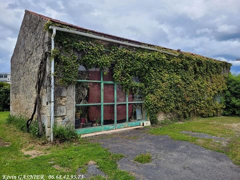 ANGOULEME (16000) : Produit rare proche de la place Victor Hugo et de ses commerces, grange à rénover de 190m2 Grange non mitoyenne en pierre de Charente de la fin du XIXème siècle, sur une belle parcelle de 800m2, ancien commerce de 160m2 au sol + é...