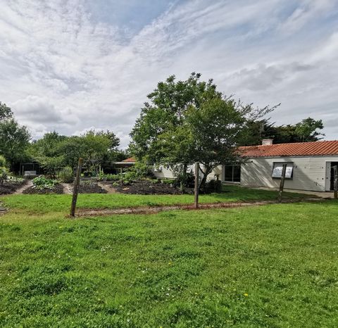 À Vendre : Longère à Paulx (44) avec Deux Maisons et Grange en Pierre sur un Terrain de plus de 6657 m2 Découvrez cette magnifique longère plain pied située entre La Garnache et Paulx . Idéale pour une grande famille, une activité de gîte ou une mais...