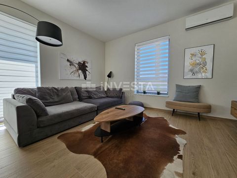 Ruim en modern appartement met zwembad in Pula Vastgoedomschrijving: Dit ruime en modern ingerichte appartement van netto 115 m² bevindt zich op de eerste verdieping van een nieuw gebouw in Pula en biedt alles wat nodig is voor een luxe en comfortabe...