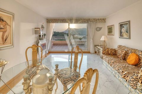 Dans le prestigieux Plateau du Cap, cet appartement traversant de 75,49 m², en excellent état, se situe au dernier étage d’une résidence de luxe. Avec son séjour lumineux ouvrant sur une terrasse de 26,1 m², il offre une vue panoramique sur la mer, l...