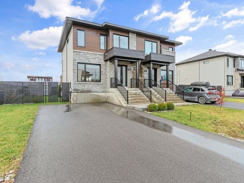 Semi-detached property with two floors built in 2020 located on a fully landscaped and fenced lot, comprising 3 bedrooms upstairs, 1 full bathroom. Ground floor, living room, kitchen, dining room, open concept bathroom with abundant windows. Kitchen ...