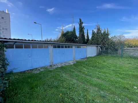 Pour investisseur ! Votre Agence La Nouvelle Adresse a le plaisir de vous faire découvrir sur le secteur de la MAIF à NIORT cet ensemble immobilier comprenant : 4 garages loués 50 € par mois et un terrain constructible avec possibilité d'y construire...