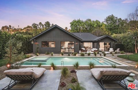 Nestled near the esteemed Mulholland corridor/Bel Air Ridge, this exquisite modern farmhouse in Sherman Oaks epitomizes contemporary luxury living. Fully remodeled with solid Oak flooring throughout, this 4 bed/4 bath residence welcomes you with an o...