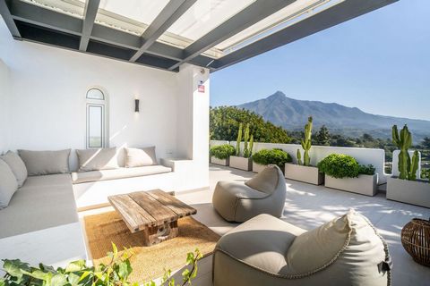 Located in Nueva Andalucía. Townhouse, Nueva Andalucía, Costa del Sol. 4 Bedrooms, 3 Bathrooms, Built 267 m², Terrace 30 m². Setting : Close To Golf, Close To Port, Close To Shops, Close To Sea, Close To Town, Close To Schools, Urbanisation. Orientat...