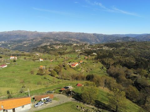 Um Terreno com cerca de 3.500m2 para construção, completamente plano, excelentes acessos, magnifica exposição solar, (sol todo o dia), e vistas deslumbrantes sobre a Montanha e vale. Fica na aldeia de Espindo reconhecida como aldeia de Portugal. Loca...