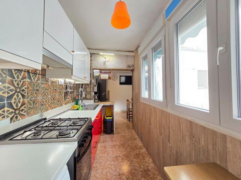 Piso Exterior en el Centro de Gandía: Segunda Mano con Estilo y Comodidad Te presentamos este acogedor piso exterior, idealmente ubicado en el corazón de Gandía, Valencia. Con 80 m² útiles, esta vivienda es una excelente oportunidad para quienes busc...