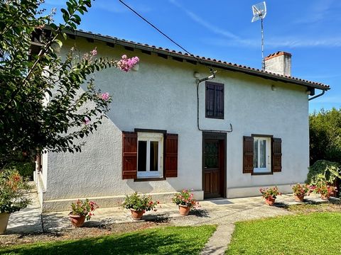 Laissez-vous séduire par cette charmante maison de plain-pied de 93 m² entourée d'un jardin fleuri et paisible. Dès lentrée, un couloir carrelé vous guide vers les différentes pièces à vivre. À droite, une cuisine équipée, ouverte sur la salle à mang...