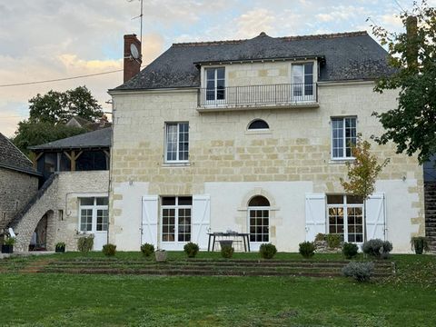 En exclusivité sur la commune d'Azay-le-Rideau, Vanessa BOUCHER vous propose cette maison bourgeoise rénovée en 2019 par les propriétaires actuels. Cette demeure présente de très beaux volumes et des prestations de qualité. Les extérieurs sont clos d...